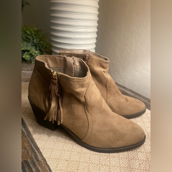 Booties with fringe detailing- sz 9 - Picture 4 of 7